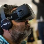 Estudiante con unas gafas oculus de realidad virtual en la formación
