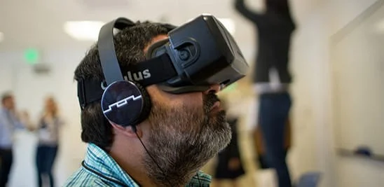 Estudiante con unas gafas oculus de realidad virtual en la formación